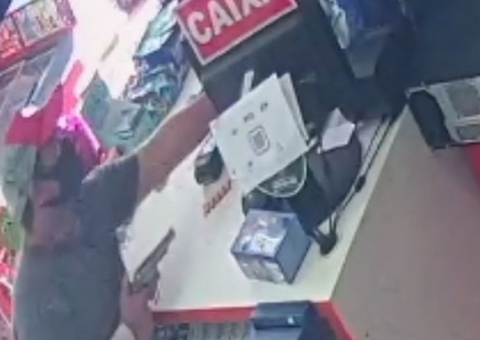 Vídeo: Homem assalta drogaria e casal que estava sacando dinheiro em Manaus