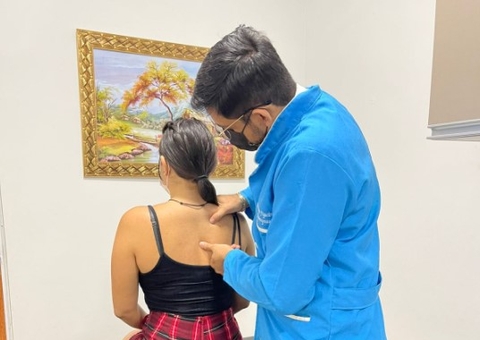 Cuidados com a coluna devem iniciar na 1ª infância, afirma especialista