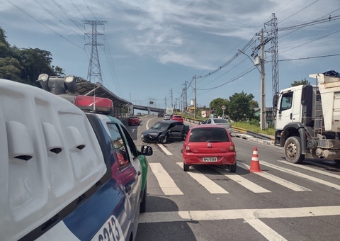 Acidente deixa casal ferido e carro destruído na avenida das Flores, em Manaus