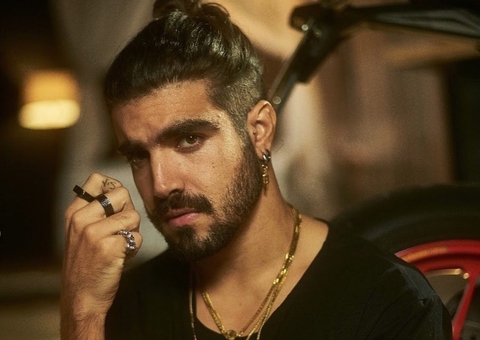 Caio Castro é flagrado com loira após balada em Minas Gerais 