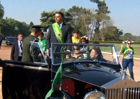 Nelson Piquet dirige Rolls Royce em cerimônia com Bolsonaro; Vídeo
