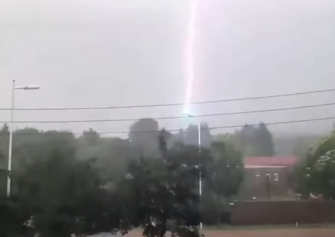 Vídeo impressionante mostra poste sendo atingido 11 vezes por raio