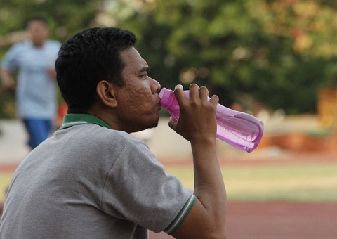 Dias quentes exigem cuidados redobrados com a hidratação