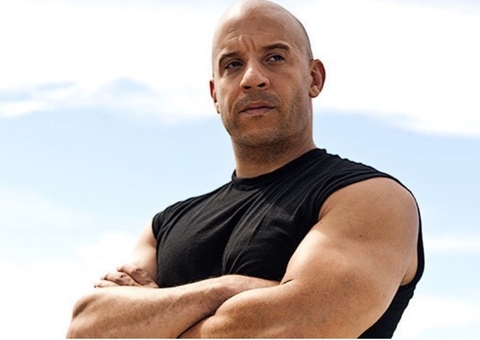Vin Diesel choca ao aparecer com barriga saliente em passeio de iate  