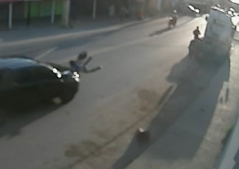 Vídeo: Criança é arremessada ao ser atropelada em avenida de Manaus 