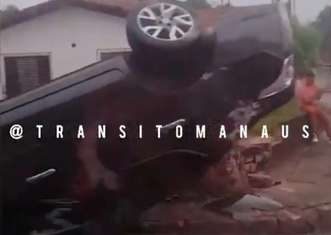 Carro capota em acidente durante chuva em Manaus; vídeo