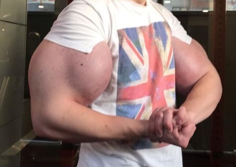 Conhecido como 'Popeye', bíceps de lutador 'explode' durante luta de MMA 