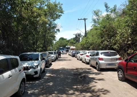 Motoristas de aplicativo em Manaus protestam e fecham rua de refinaria