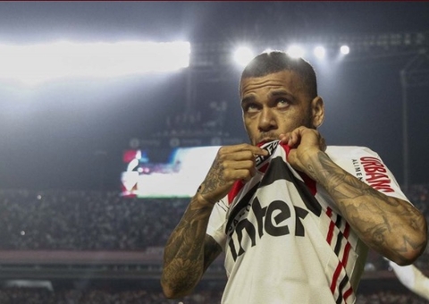Daniel Alves avisa que não volta ao São Paulo e clube anuncia demissão