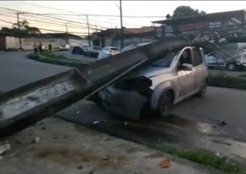 Carro ‘arranca’ poste de energia em acidente em Manaus; vídeo
