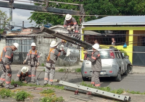 Bêbada, motorista de app é detida após arrancar poste em acidente em Manaus