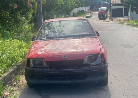 Recém-nascido é encontrado abandonado dentro de carro em rua de Manaus