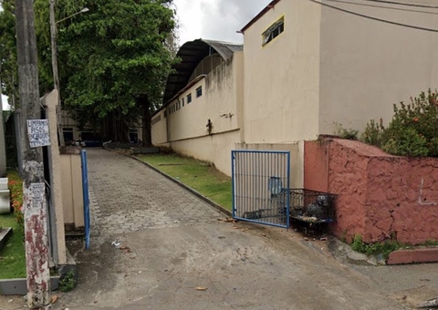 Armados, assaltantes invadem escola e roubam funcionários em Manaus