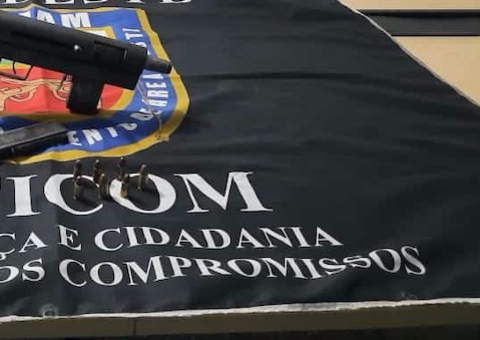 Adolescente de 17 anos é detido correndo com metralhadora em rua de Manaus