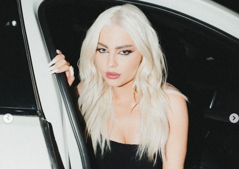 Sexy, Luísa Sonza deixa bumbum à mostra de fio dental em fotos picantes