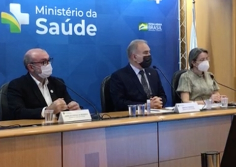 Queiroga diz que vacinação em adolescentes começou antes do previsto e critica governadores