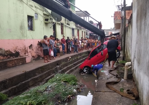 Carro é arrastado para dentro de rip rap durante chuva em Manaus 