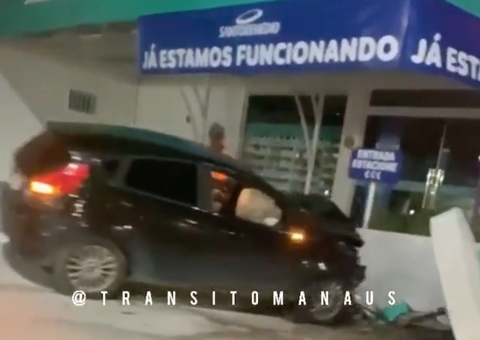 Acidente: Carro invade estacionamento e quase ‘entra’ em farmácia em Manaus