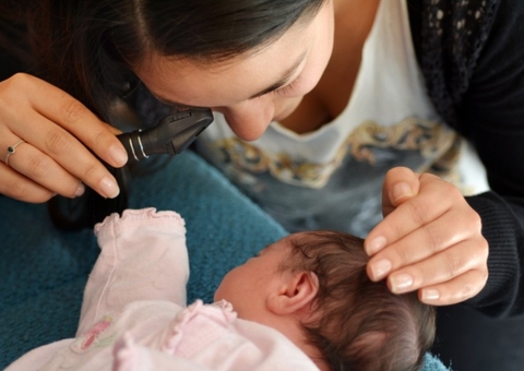 Projeto quer implementar o Teste do Olhinho nas maternidades de Manaus