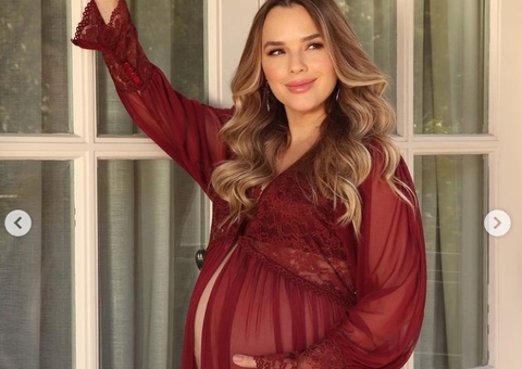 Thaeme dá à luz a segunda filha e mostra rostinho da bebê