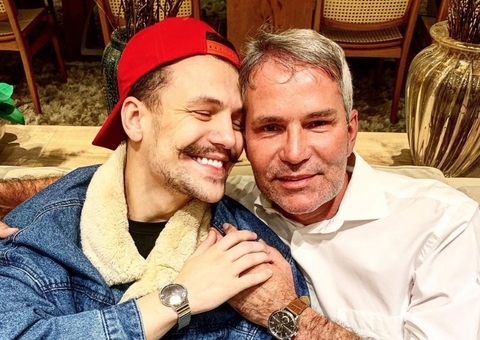 Pai de Saulo Poncio posa com Jonathan Couto e tira sarro de separações: 'bolsa da Gucci'