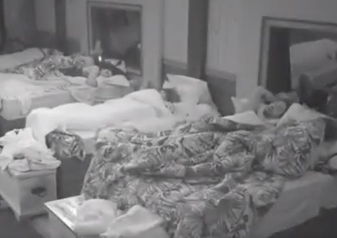 Bêbada, Dayane pede ‘para’ e internautas acusam Nego do Borel de estupro; vídeos