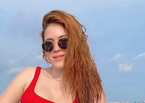 De biquíni, ex-bbb Ana Clara curte o Rio Negro em Manaus