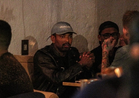 Nego do Borel é flagrado em bar com amigos após ser expulso de A Fazenda 13