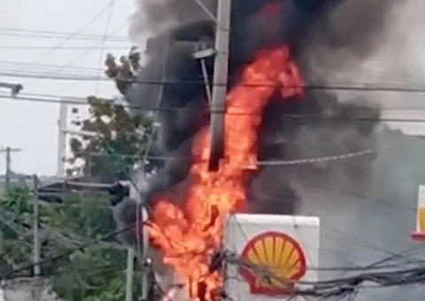 Trânsito é alterado após incêndio em poste em Manaus
