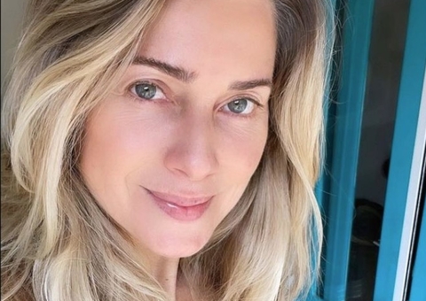 Aos 48, Letícia Spiller posa completamente nua em cachoeira