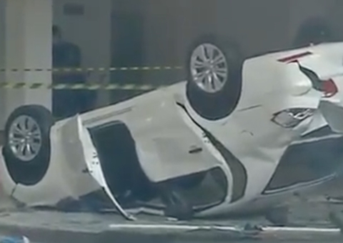 Carro despenca de 2° andar de concessionária e atinge duas mulheres; Vídeo