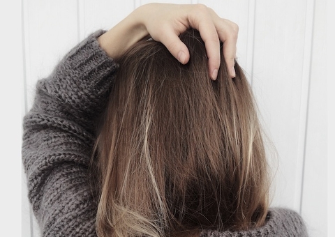 Entenda como o estresse crônico afeta a saúde dos cabelos