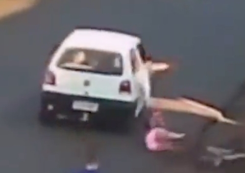 Vídeo: Mulher cai de bicicleta após homem em carro passar a mão no corpo dela