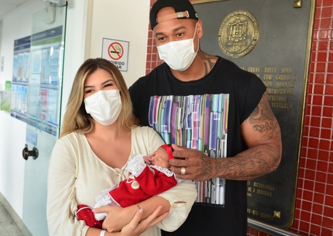 Lorena Improta e Leo Santana deixam maternidade com a filha, Liz; veja foto