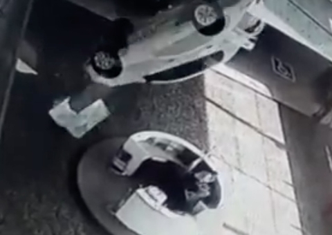 Chocante! Vídeo mostra momento que carro despenca e 'esmaga' funcionárias 