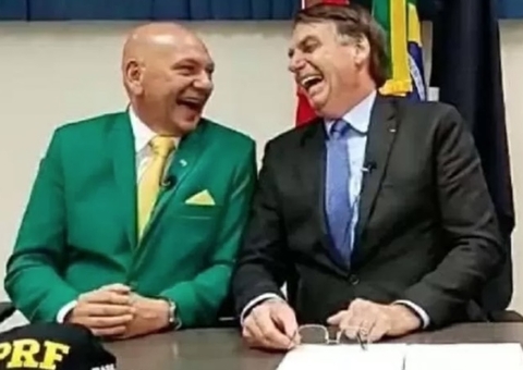 Bolsonaro posta foto gargalhando com Luciano Hang após CPI 