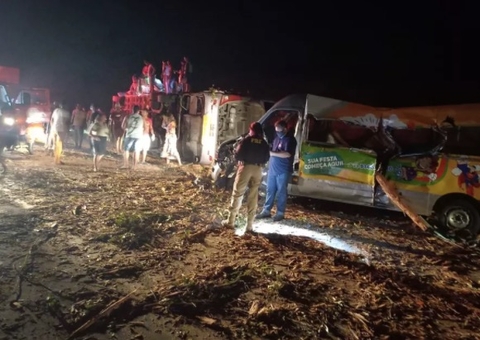 Acidente entre ônibus, van e caminhão deixa 12 mortos na Bahia 