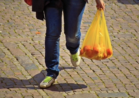 Supermercados deixam de distribuir sacolas plásticas a partir desta sexta em Manaus 