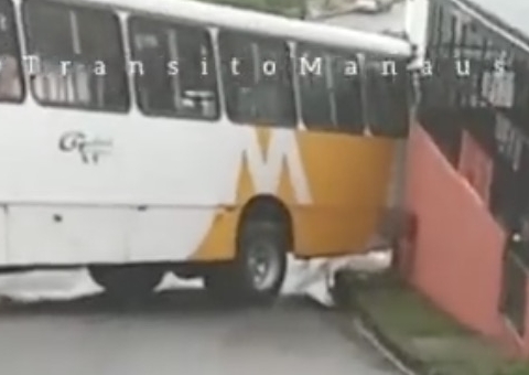 Ônibus fica atravessado em ladeira e bloqueia trânsito em Manaus; Vídeo