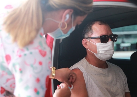 Mutirão amplia para 40 anos terceira dose da vacina em profissionais da saúde em Manaus