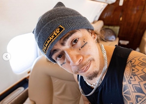 Whindersson Nunes mostra chegada em Manaus em jatinho com irmã e equipe 