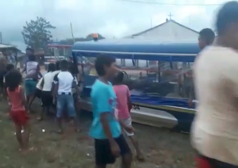 Moradores carregam lancha da Amazonas Energia após corte em comunidade