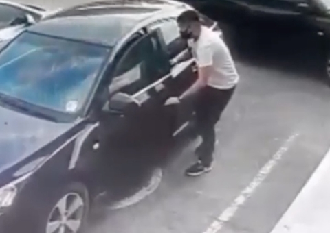 Vídeo: Câmera de segurança flagra homem usando 'chapolin' e furtando carro em Manaus