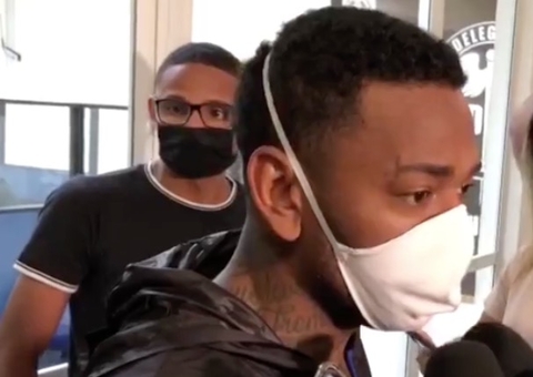 Nego do Borel faz gesto obsceno ao ser levado para delegacia e diz o que aconteceu