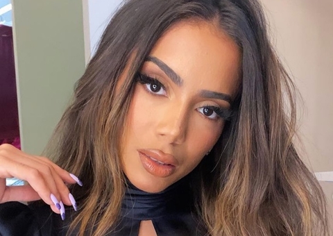 Molhadinha, Anitta posa de topless em dia de piscina 