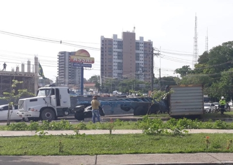 Avenida é interditada após caminhão tombar em Manaus 