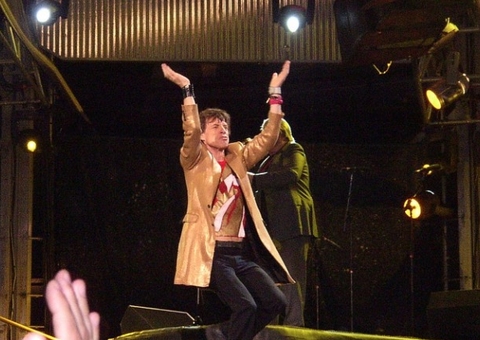 Mick Jagger vai ao bar, tira foto e não é reconhecido por ninguém 