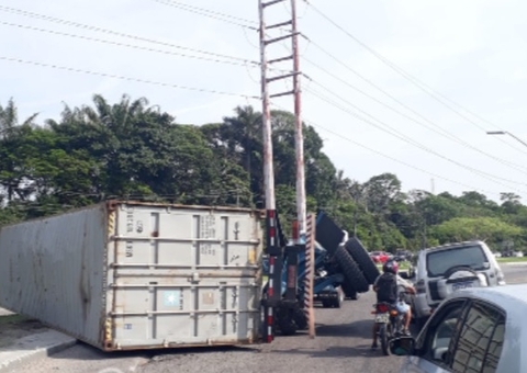 Trânsito na avenida Amine Lindoso é liberado após tombamento de caminhão