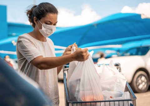 Sacolas plásticas voltam a ser distribuídas gratuitamente em Manaus