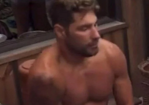 Victor Pecoraro mostra demais ao sair do banho em A Fazenda 13; vídeo 